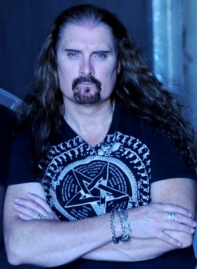 Foto de James LaBrie posando para fans