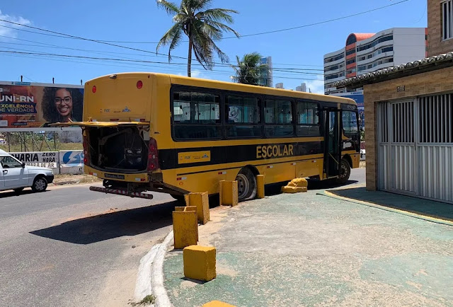 Ônibus escolar com estudantes a caminho do Enem bate em calçada na Zona Leste de Natal
