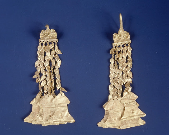 Ζευγάρι χρυσών ενωτίων από την Πολιόχνη της Λήμνου. [Εθνικό Αρχαιολογικό Μουσείο / © ΥΠΠΟΑ]