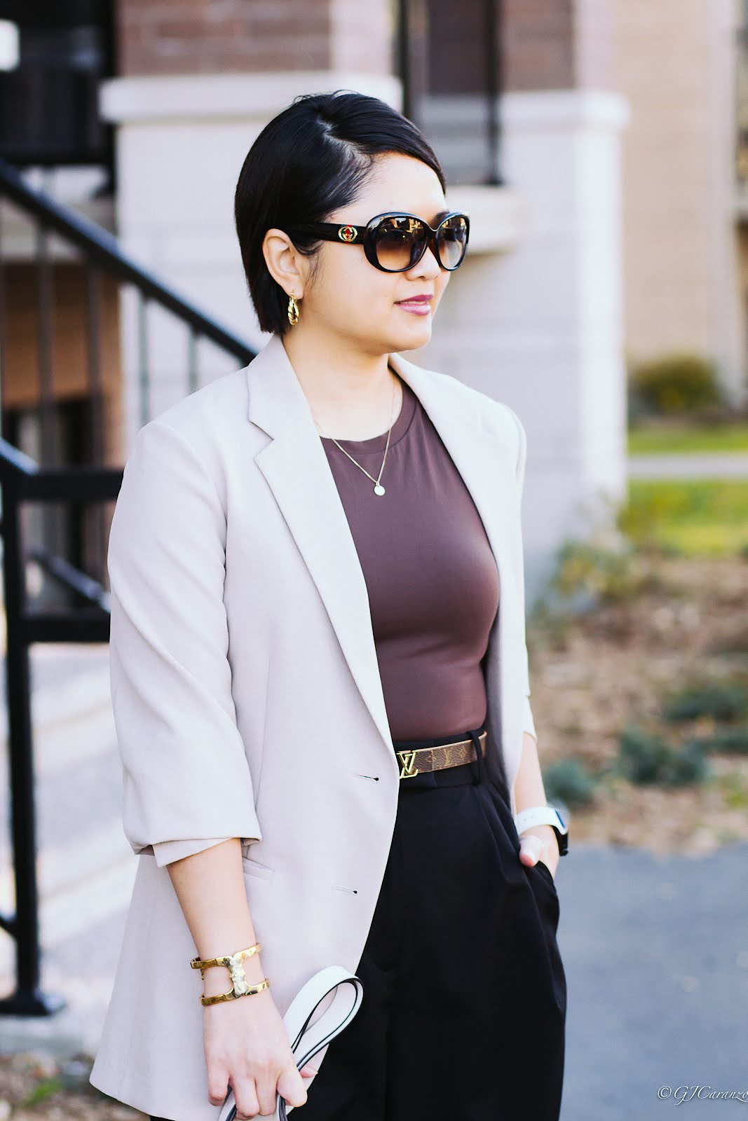 Aritzia Babaton Bodysuit  | Uniqlo Taupe Blazer | Louis Vuitton Reversible Belt | Fall Outfit | Kate Spade Bucket Bag | Petite Fashion | Gucci Sunglasses | Tory Burch Shoes & Bracelet