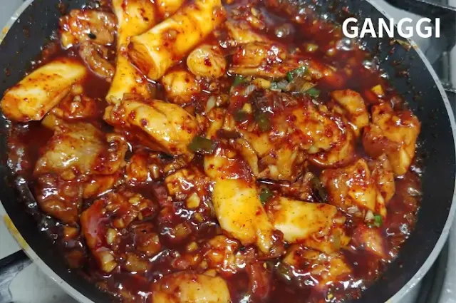 지글지글-익고-있는-빨간-양념의-닭고기-사진