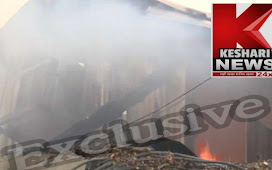 महाराष्ट्र: मुंबई के भायखला इलाके में लकड़ी के गोदाम में लगीं भीषण आग। 