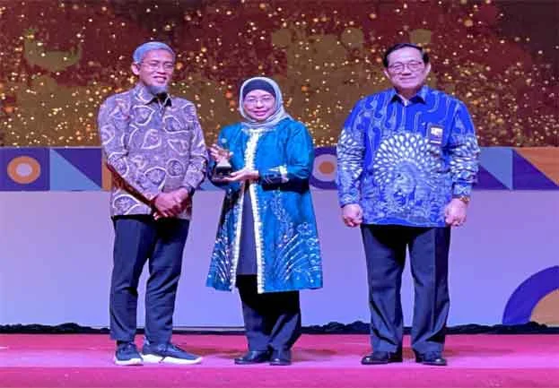 Pj Bupati Batang Raih Penghargaan Gubernur Jateng Award 2023 untuk Sistem Manajemen ASN