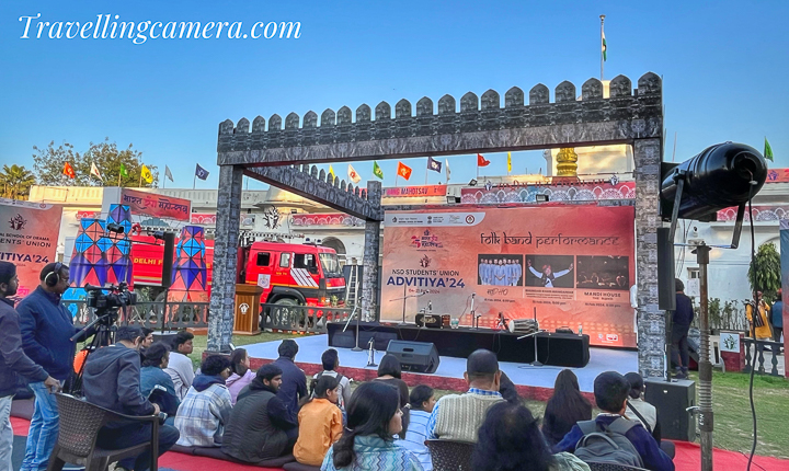 The Resonance of Kamaicha:  The kamaicha, a traditional bowed string instrument, became Bhungar Khan's conduit for storytelling. Each stroke of the bow reverberated through the auditorium, painting an auditory landscape that echoed with the tales of Rajasthan's valiant warriors, legendary lovers, and the timeless spirit of the desert.