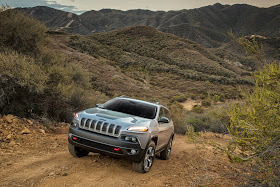 Front 3/4 view of the 2014 Jeep Cherokee Limited