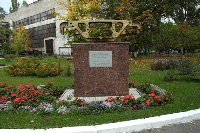 Пам’ятний знак «Боковина вагонного візка» (Кременчук)