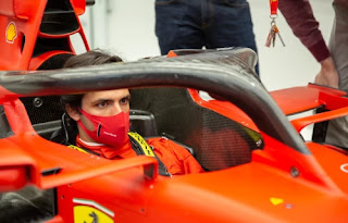 Carlos Sainz subido en un Ferrari