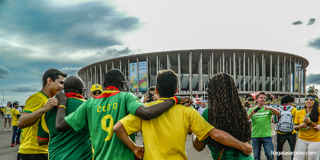 Confraternização de torcedores antes do jogo Brasil x Camarões, na Copa 2014