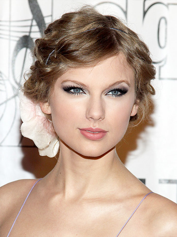 The teach Zone: Taylor Swift Posts Pic of New Haircut on 