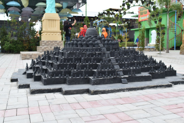 Miniatur Candi di Negeri Dongeng Ponggok Blitar