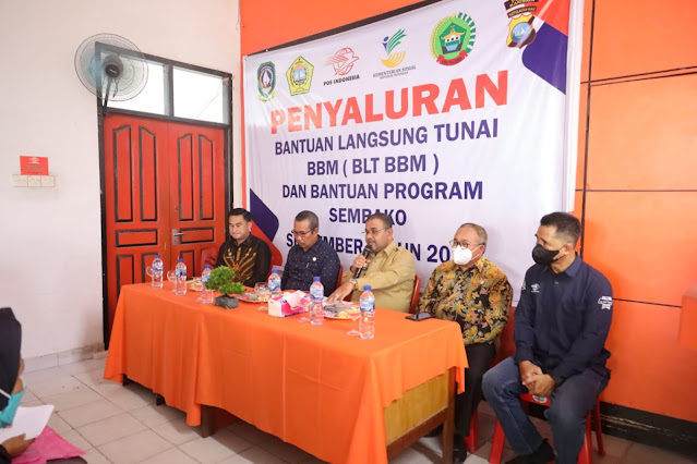 Bupati Karimun Menyerahkan BLT BBM dan Bantuan Program Sembako