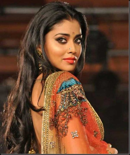Shriya-Saran-Spotted-at-CCL-Curtain-Raiser-4