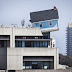 Rumah Yang Nyangkut Di Atas Gedung Univ. Falling Star, California