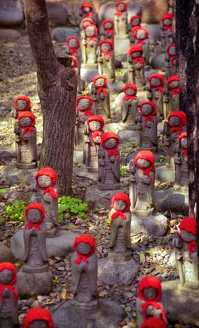 Jizo+statues+in+Kamakura,+Japan