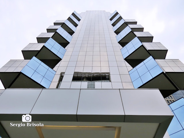 Vista ampla em perspectiva inferior da fachada do Edifício Business Center na Vila Olímpia