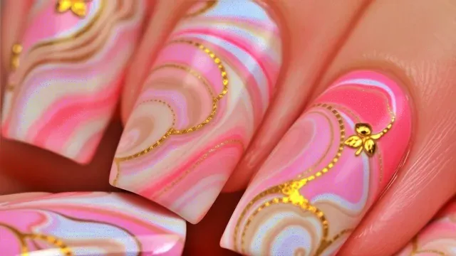 Marbled-nails-with-gold-accents
