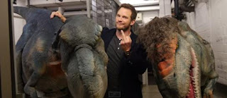 Chris Pratt, o domador de dinossauro de Jurassic World, foi atacado por dinossauros; mas passa bem