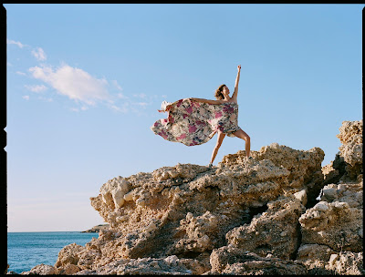 Modelo luciendo la colección "Love The World" de Desigual, en una playa.