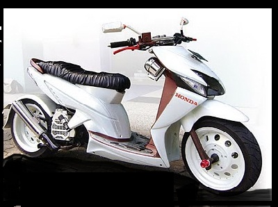 Gambar modifikasi motor honda beat lowrider.JPG