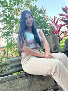 Mujer soltera de Chiclayo, sonriente, alegre, sentada, vestida con pantalon.
