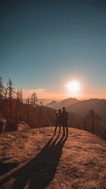 Casal Assistindo Pôr do Sol na Natureza