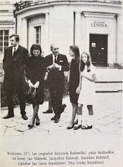 Radziwiłłowie i Jacqueline Kennedy przed Muzeum Lenina (pałac Radziwiłłow) - Warszawa 1971