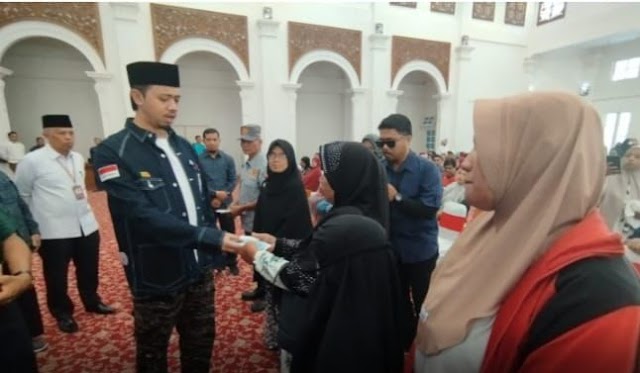 Walikota Bukittinggi bersama Baznas menyalurkan zakat kepada 251 mustahik