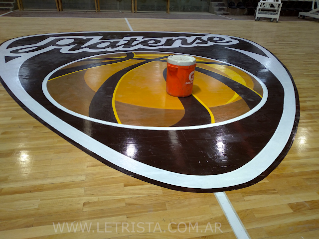 Trabajos de pintura en cancha de basquet en el Club Platense @caplatense