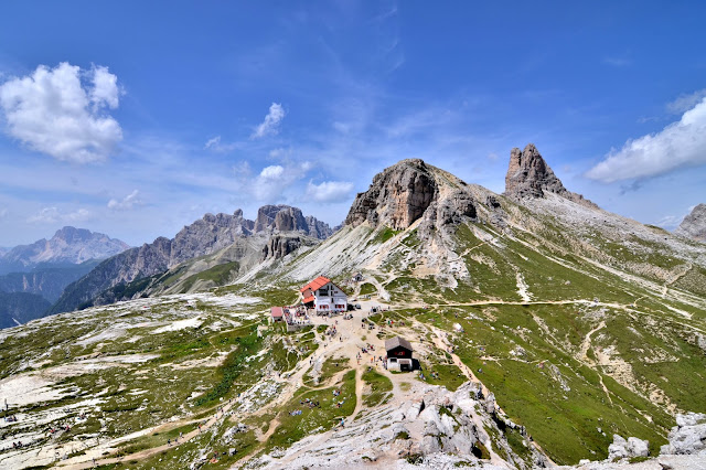 vista del refugio locatelli y la torre toblin bajando el monte paterno. dolomitas alpes italia