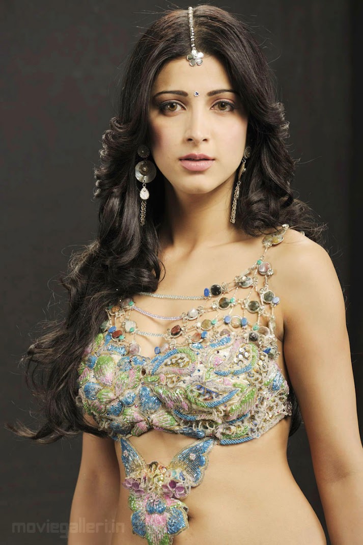 Shruti Hassan Anaganaga oka Dheerudu Movie Hot Stills 