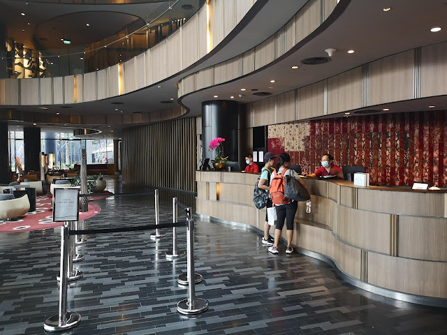 Crowne Plaza Changi Airport - lobby