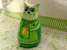zielona kotka z  piękną sukienką ręcznie malowaną