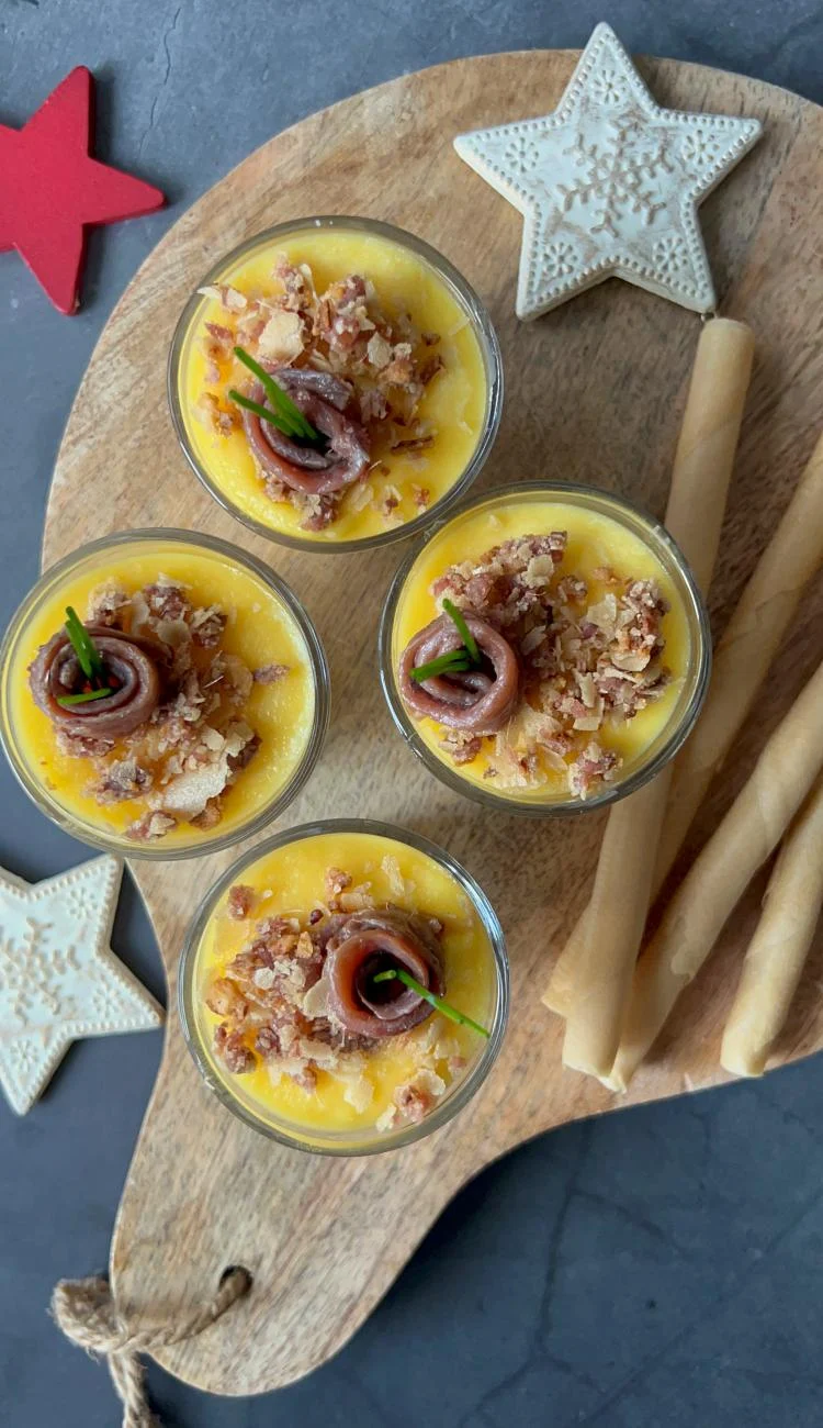 Aperitivo de queso y mango con crumble de anchoas