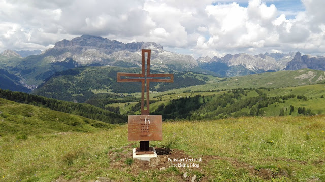 La croce ai piedi del Col di Lana che commemora i caduti della Prima Guerra Mondiale