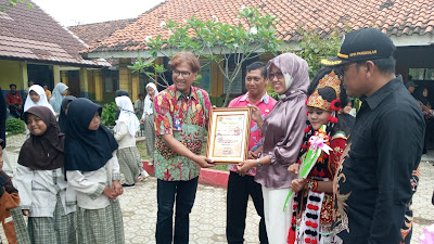 UPTD SD Tamansari Mendapat Piagam katagori supported Sekolah Terbaik Berkat Dhea Ananda