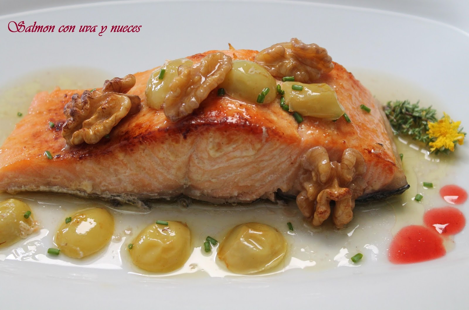 http://bilyrecetas.blogspot.com.es/2013/09/salmon-con-uva-y-nueces.html