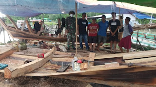 Anggota Zidam Bantu Warga Buat Perahu Di Kecamatan Paloh