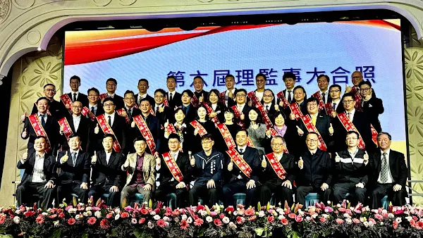 ▲台中市政府教育局長蔣偉民與台中補教協會新任的第六屆理監事合影。（記者林明佑翻攝）