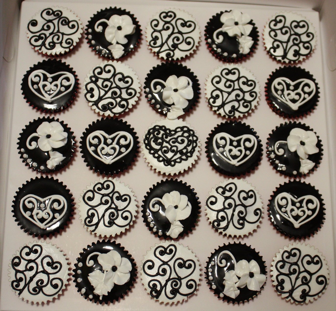 black and white wedding cupcakes