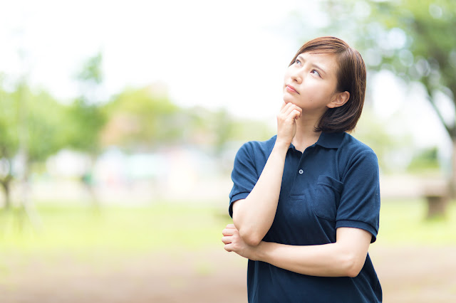 データベースについて考える女性