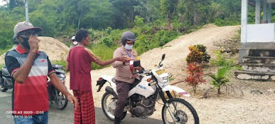 Kapolres Maluku Tenggara AKBP Alfaris Pattiwael S.Ik saat membagikan masker ke warga