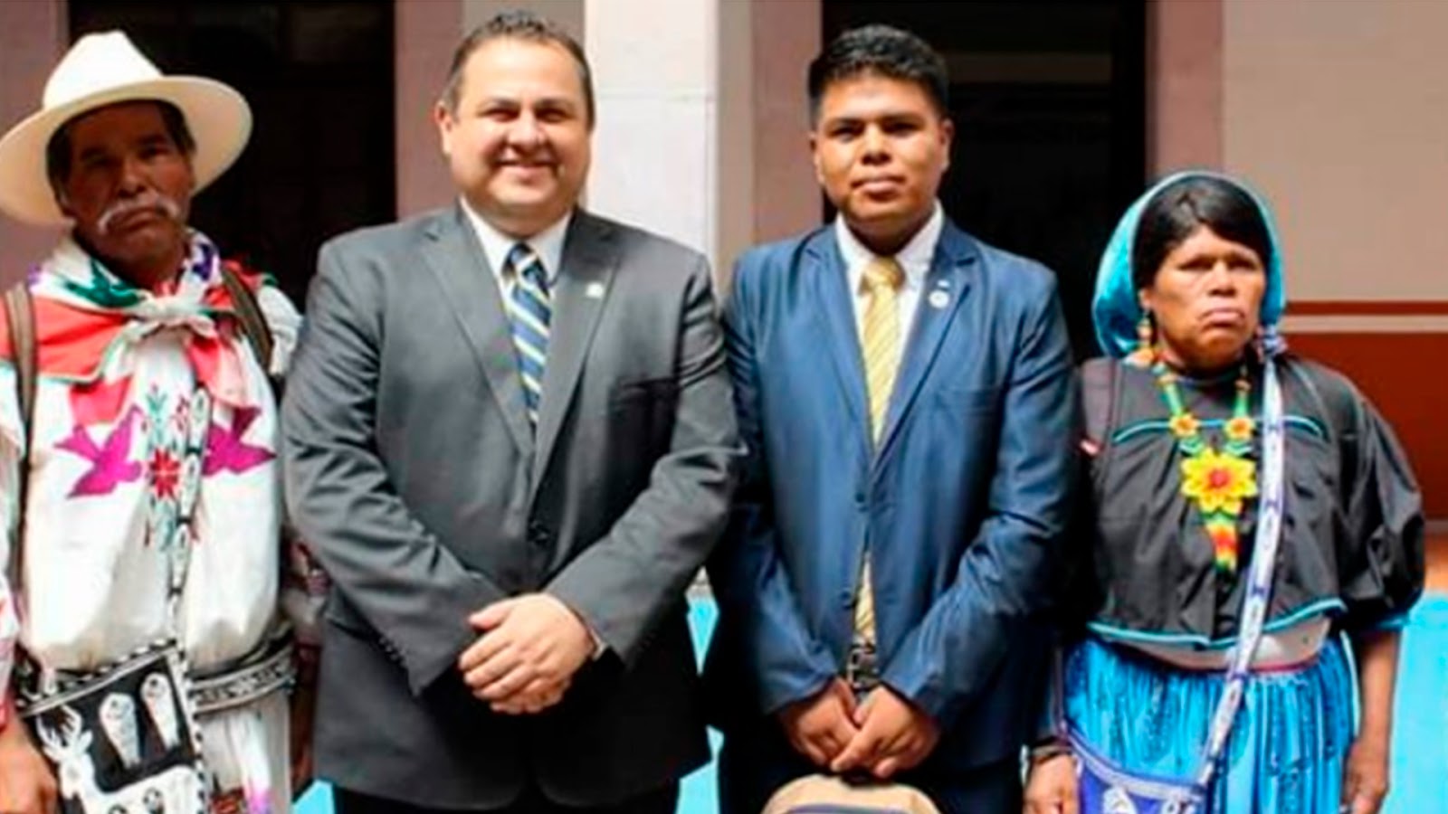 Universitario de origen huichol se gradúa en Derecho con promedio de excelencia