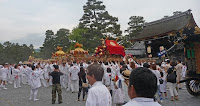 威勢のよい掛け声が響くなか、三基の神輿を上下に揺らすと観客からは歓声が上がった。