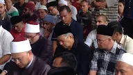 VIRAL Kesederhanaan Mahathir Saat Salat Banjir Pujian Warganet Indonesia:  Subhanallah.. Beda Sama Nganu