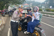 Keren Satlantas Polres Tana Toraja Berbagi Helem dan Wafer Kepada Pengendara Tertib