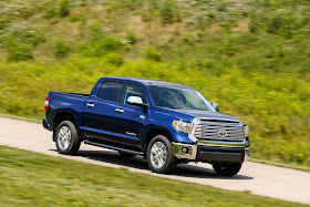 Front 3/4 view of 2017 Toyota Tundra Limited Crewmax