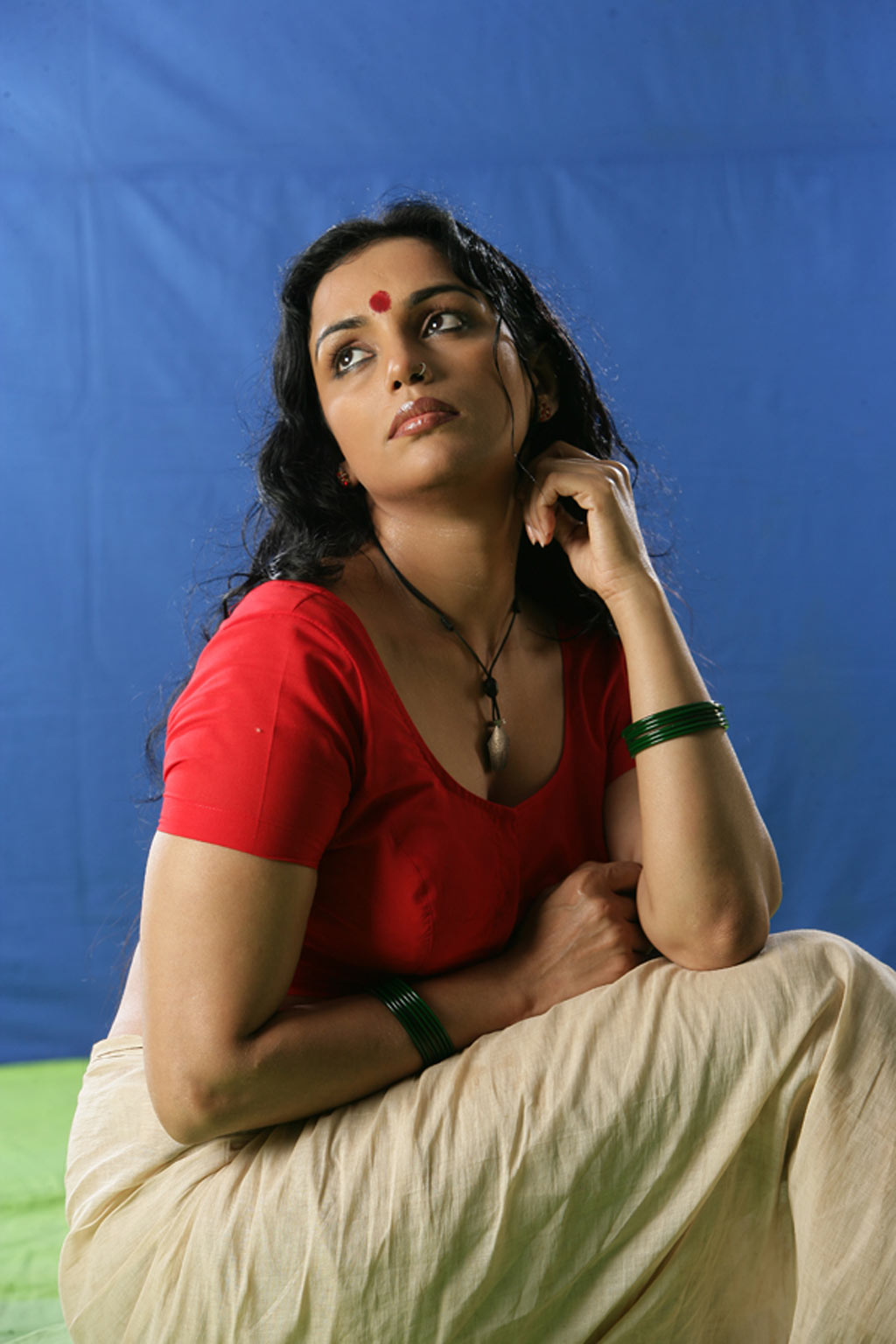 South Indian Cinema Actress Swetha Menon Latest Exposing Wallpapers