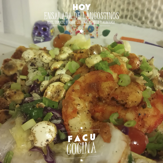 Ensalada de langostinos, tomate,repollo, verdeo, lechuga, maíz, lechuga y albahaca