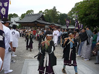 春日神社の例祭で童子が扮する約30名による勤皇隊や鼓笛隊