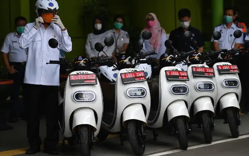 Menteri Perhubungan Budi Karya Sumadi (kiri) bersiap mengendarai motor listrik saat diluncurkan sebagai kendaraan dinas Kementerian Perhubungan di Stasiun Gambir, Jakarta, Rabu (16/12/2020). - ANTARA FOTO